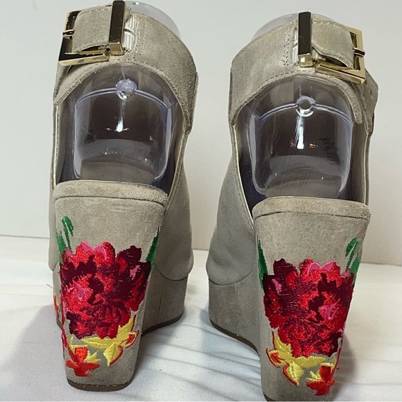 Kenneth Cole Embroidered Wedge Sandals - Tan suede. Floral. Size 6 women’s. - Picture 6 of 13